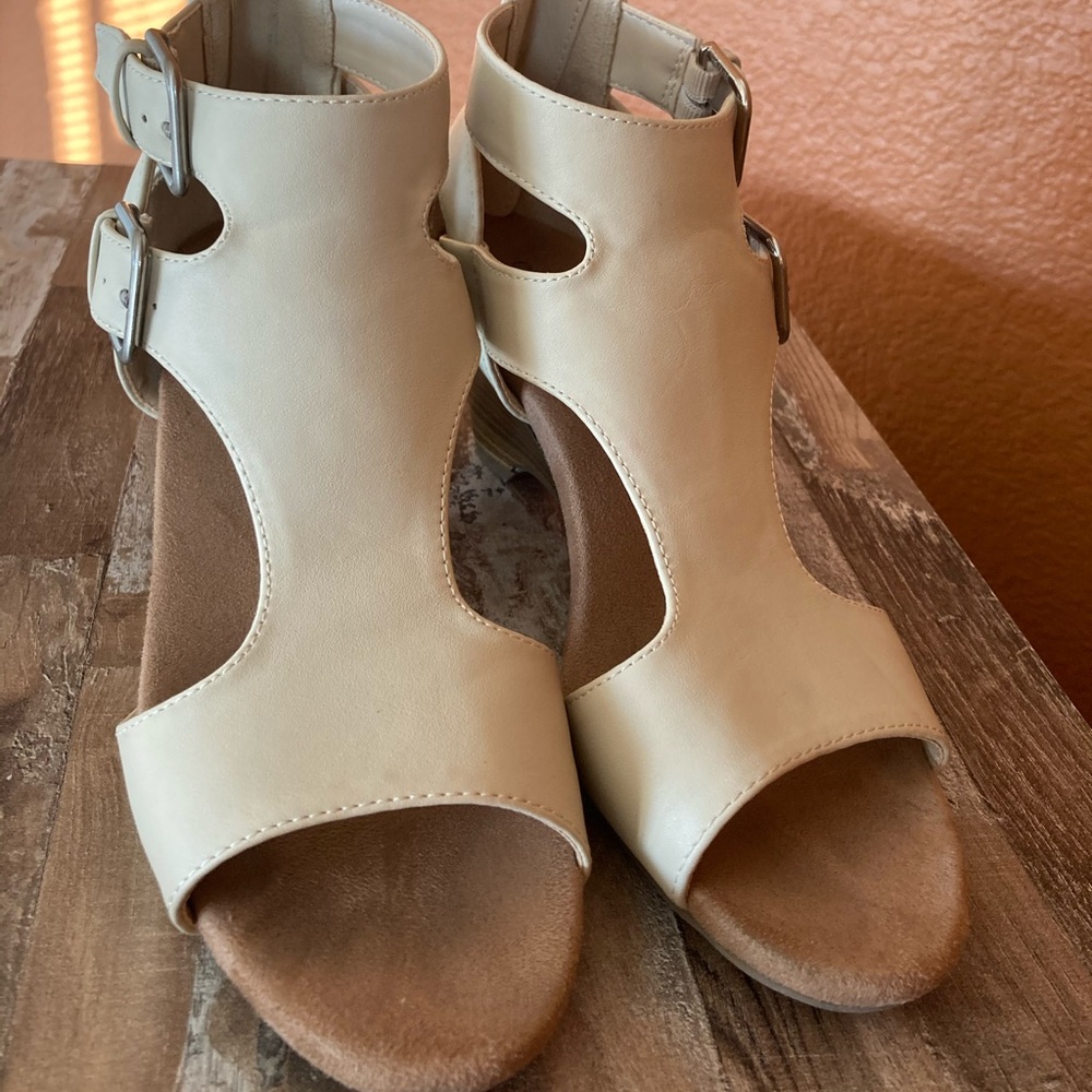 Women’s Light Beige Sandals
